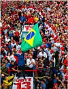 Stor valgkampfolkemengde i Brasil med brasiliansk flagg og banneret «Vote 13».