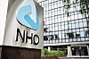 NHO-logo på fasaden til Næringslivets Hus på Majorstuen i Oslo.