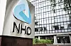 NHO-logo på fasaden til Næringslivets Hus på Majorstuen i Oslo.