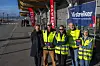Streikende SAS Link-ansatte og Fellesforbundet-representanter foran en flyplassterminal.