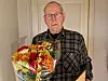 50-årsjubilant: Vrål Øverland jobbet i Vegvesenet. Nå har han vært medlem i 50 år, og har mottatt blomster og diplom fra avdelingen.