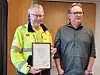 40-årsjubilant: Regionalt verneombud, Mats Idland, har fått diplom for 40 års medlemskap. Til høyre står distriktssekretær Ole Jarl Madland.