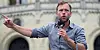 MOT KUTT: SV og partileder Audun Lysbakken mener at konsekvensen av kutt i sykelønna vil gjøre vondt verre: -Folk som er syke vil gå på jobben, sier Lysbakken. Bildet er fra da han holdt en apell under NJF-streiken i mai.