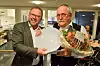 HEDERSGAVE: Forbundsleder Jan Olav Andersen kunne overrekke Dag Langer Andersen forbundets hedersgave for lang og tro tjeneste.