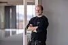TELEKOM: Aleksander Sørum Hagen er telekommunikasjonsmontør og blant de siste som forlot bygget.