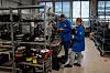 Én av oppgavene til Malin Brenli er å være en støtte for produksjonen. Her bistår hun Fidan Berisha.