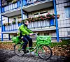 HELT GRØNN: Mario Jäntsch sykler med posten langs Karl-Marx-Allee. Mange av kollegene hans er villig til å streike før jul for lønnstillegg. Mario er ikke organisert og vil ikke uttale seg om konflikten i selskapet.