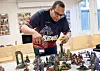 I spillet Warhammer gjelder det å måle nøye når figurene skal plasseres på spillbrettet. På seg har han landslagstrøya, men han er ikke på landslaget.