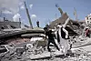 En eldre palestiner tar seg fram mellom murrestene etter et israelsk angrep ved Rafah, sør på Gaza-stripen.