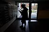 SMART: Postbudene kan kaste den gamle ruteboka til fordel for smart-telefon. I disse dager tas systemet som blant annet forteller hvem som har flyttet,  ønsker ettersending eller oppbevaring av post når de er på ferie.