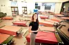 BROKET FORSAMLING: Hanne Krogstadmo åpner dørene hver kveld klokka ti, for 50 utenlandske boligløse arbeidssøkere. Halvparten er fra Øst-Europa. Så kommer  nordafrikanere, spanjoler, portugisere og italienere. Inngangsbilletten koster 15 kroner.