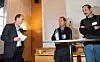 SAMTALE: Aker-sjef Kjell Inge Røkke (i midten) sammen med konserntillitsvalgt Atle Tranøy (til høyre) på Fafo-seminaret. Her i samtale med møteleder Jon Erik Dølvik fra Fafo.