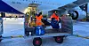 Ansatte i Avinor lemper bagasje inn i et fly på Svalbard