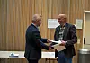 START: Industri Energi-leder Frode Alfheim overrekker deres krav til administrerende direktør Stein Lier-Hansen i Norsk Industri ved forhandlingenes oppstart.