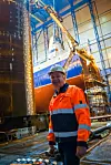 DIREKTØR: Greger Mannsverk oppfordrer sine ansatte til å være initiativrike og ta noen sjanser. Her står han foran et såkalt sugeanker under bygging, som snart skal leveres til Equinor.
