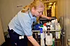 FRISKERE: Ellen Westerheim vasker for 2Clean i store kontorbygg. Ifølge ny forskning bruker hun rett spray, en lavtrykksprøyte som gir mindre fare for helseskade.