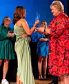 Lea Erlandsen mottar prisen som Norges hyggeligste håndverker av Erna Solberg i Gamle Logen i Oslo lørdag kveld.
