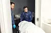 MUMIFISERT: Den døde ligger inne i et absorberende laken på et kjølerom. Dette hindrer forråtnelsesprosessen.