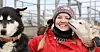 HUNDELIV: Linda Marie Monsen Vassdal har 13 hunder. Det fyller fritiden hennes. På dagtid kjører hun maskiner for Leonhard Nilsen og Sønner Spitsbergen.