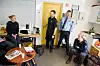 TRIVES: Ansatte skryter av godt arbeidsmiljø. Fengselsbetjent Eilen Barstad (f.v.), fengselsbetjent Glenn Olsen, fengselsleder Roy Egil Stadheim og ekstrabetjent Anna Lunde Tenold i vaktrommet.